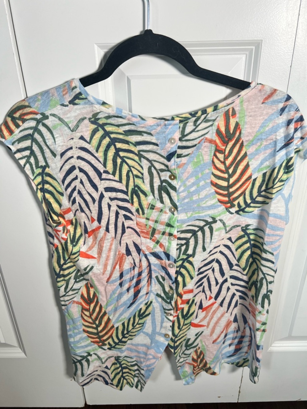 Tahari Multicolor Leaf Print Short Sleeve Linen top, button back - Picture 4 of 7